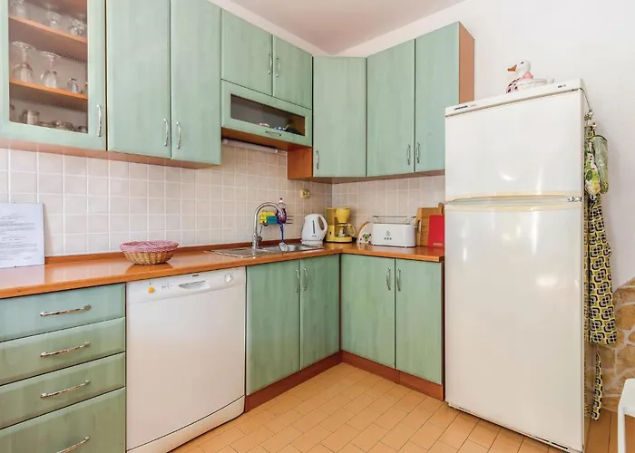 3 Bedroom Cozy In Apartamento Kostrena