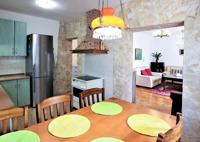 3 Bedroom Cozy In Kostrena