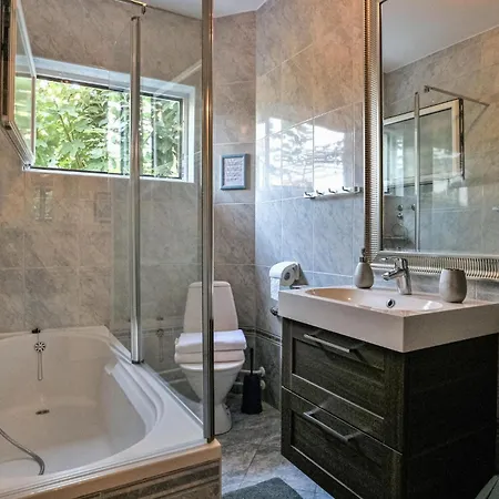 3 Bedroom Cozy In Apartment