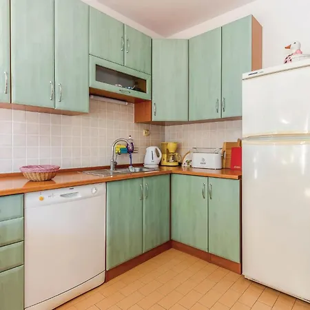 3 Bedroom Cozy In Apartment Kostrena