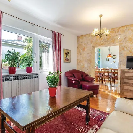 Apartment 3 Bedroom Cozy In Kostrena