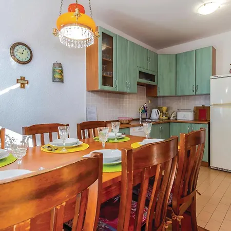 3 Bedroom Cozy In Kostrena