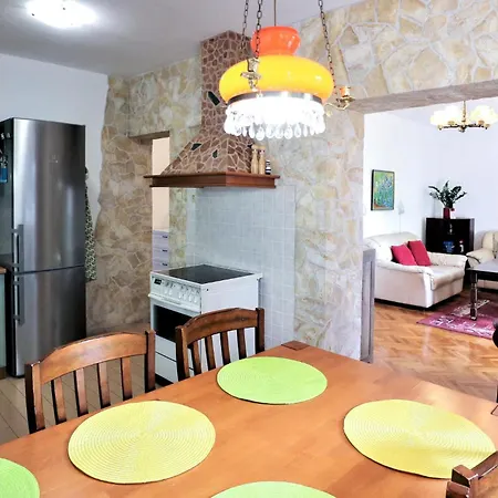 3 Bedroom Cozy In Kostrena
