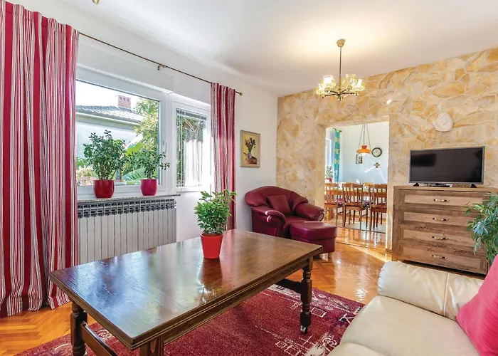 Апартаменты 3 Bedroom Cozy In Кострена