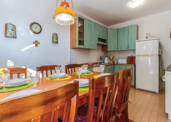 3 Bedroom Cozy In Кострена